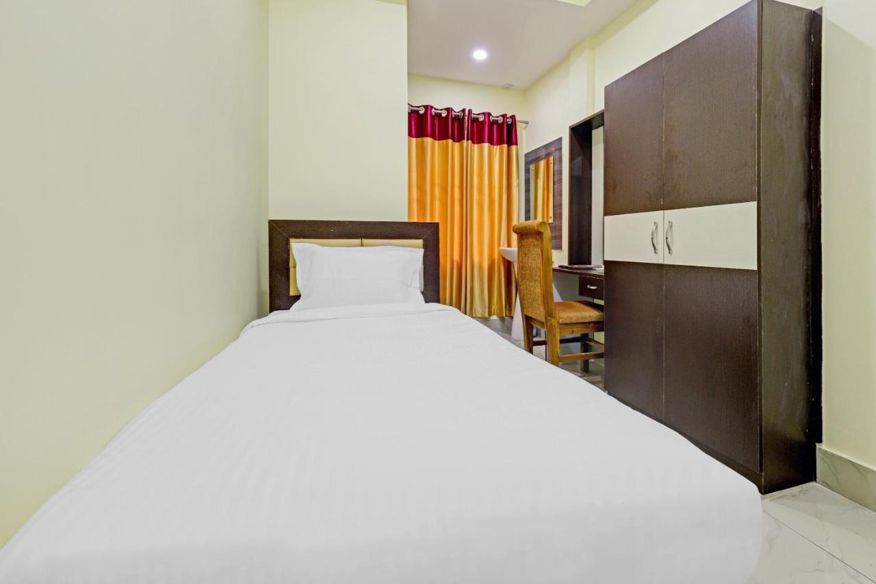 Capital O 85514 Kalpana Hotel Guwahati Exterior foto